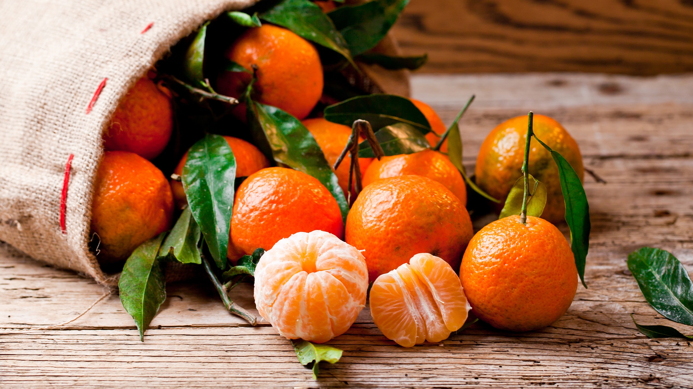 Fresh,Picked,Mandarins,On,Wooden,Background